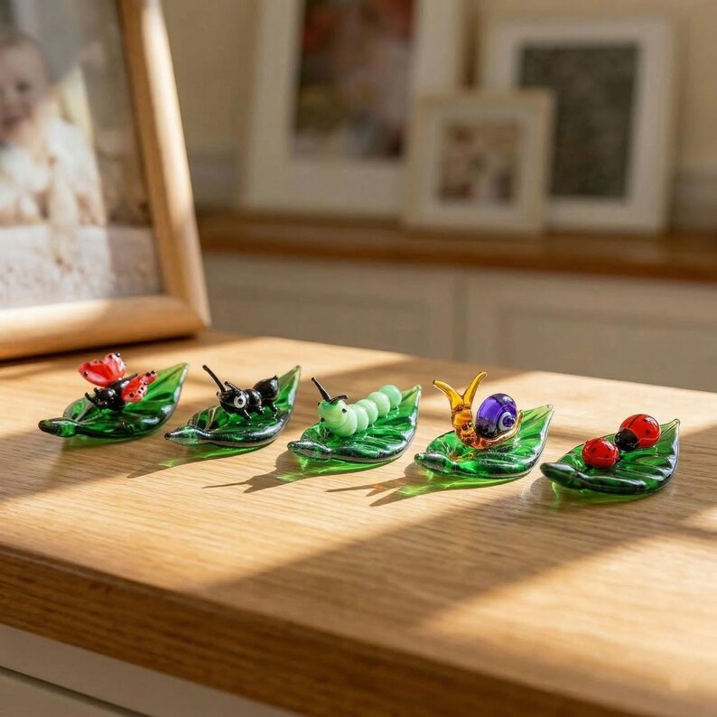 🔥Handmade Glass Insect Figurines on Leaf Base - Cute Mini Decor, Perfect Gift for Nature Lovers