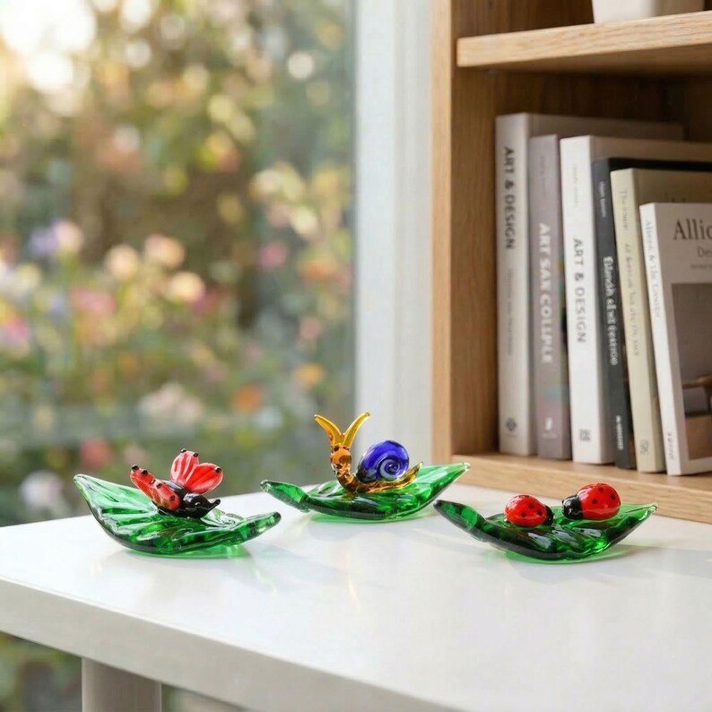 🔥Handmade Glass Insect Figurines on Leaf Base - Cute Mini Decor, Perfect Gift for Nature Lovers