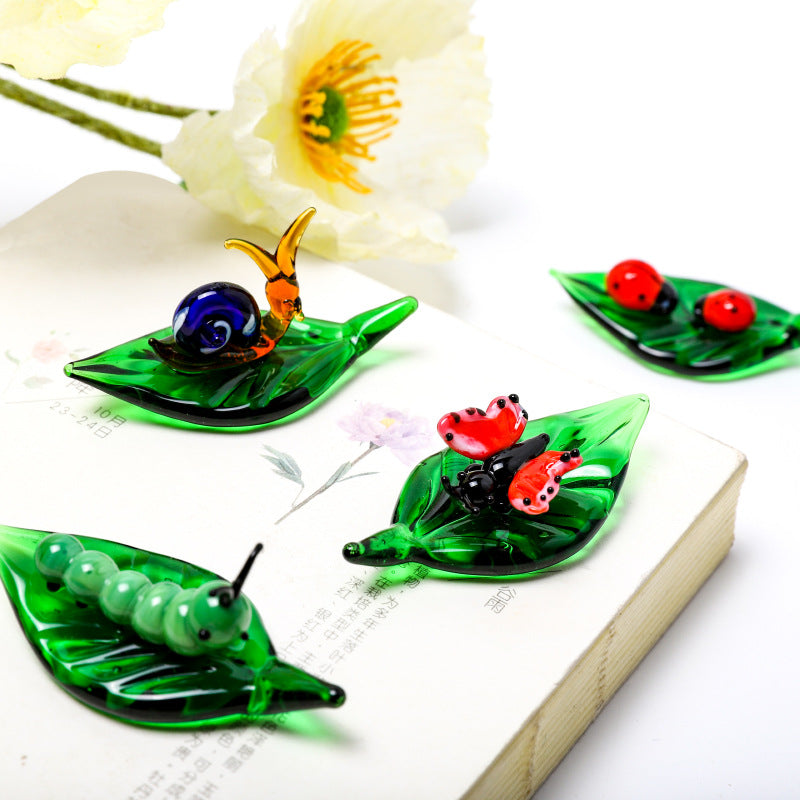 🔥Handmade Glass Insect Figurines on Leaf Base - Cute Mini Decor, Perfect Gift for Nature Lovers